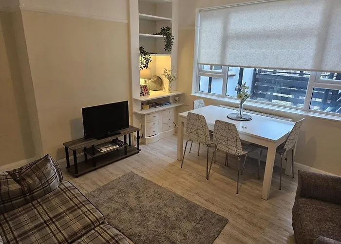 Leigh-On-Sea Retreat - 2 Bedroom Apartment