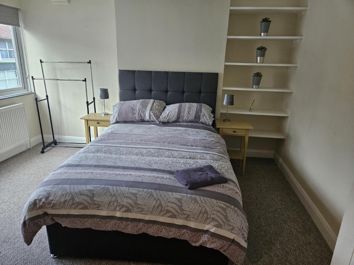 Apartment Retreat - 2 Bedroom Leigh-on-Sea