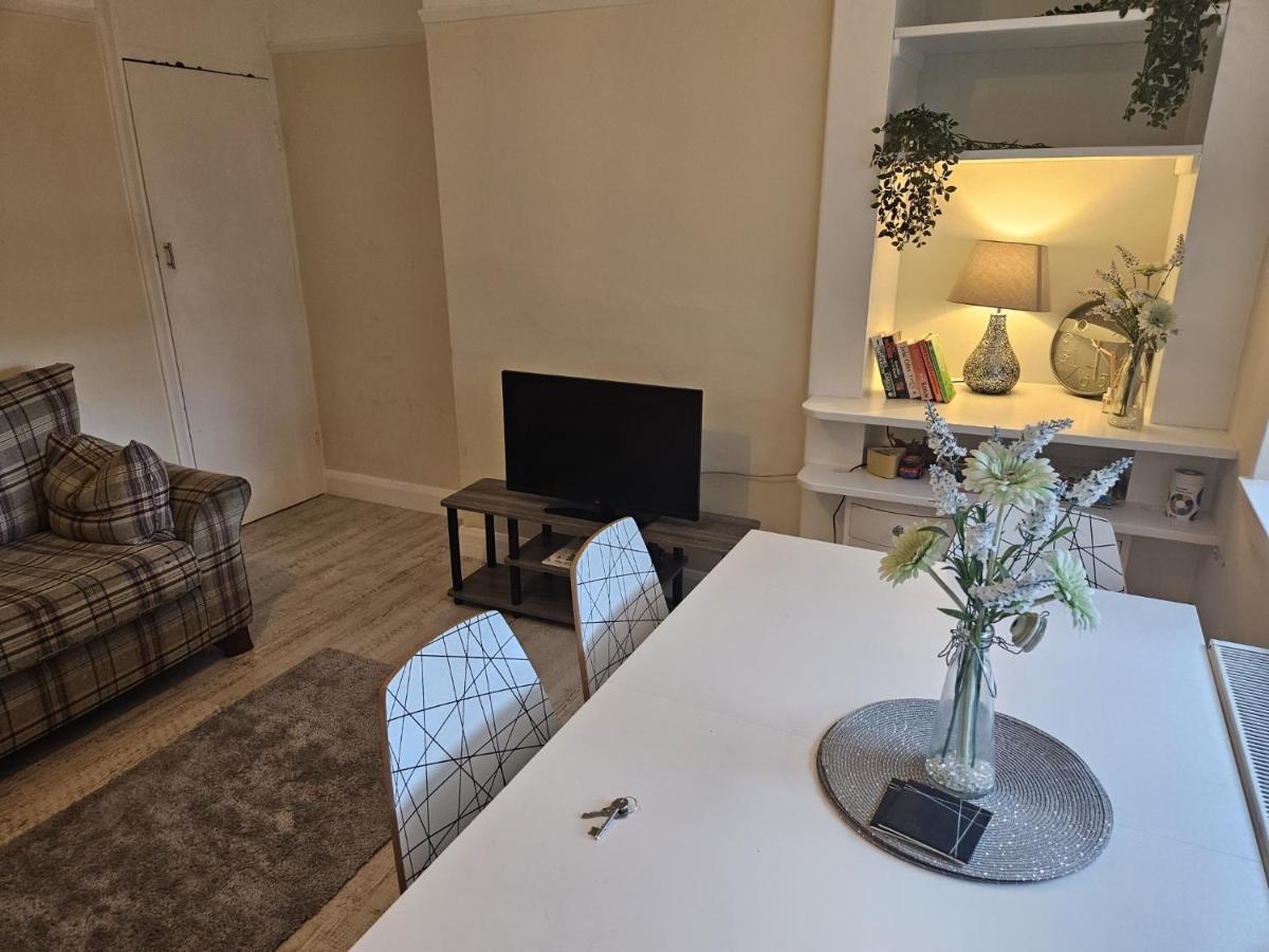 Retreat - 2 Bedroom Leigh-on-Sea