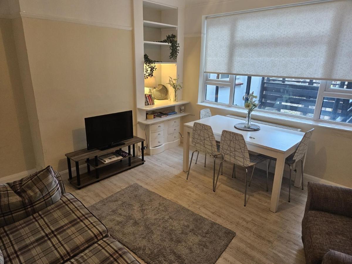 Retreat - 2 Bedroom Leigh-on-Sea