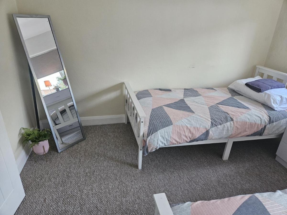 Retreat - 2 Bedroom * Leigh-on-Sea
